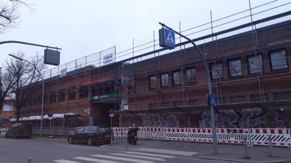 Wetterschutzdach über einer Dachsanierung in der Oberlandstraße in Berlin