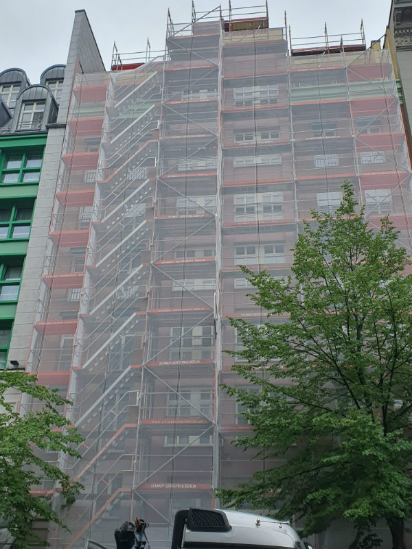 Fassadengerüst zur Fassadensanierung an einem Berliner Wohnhaus